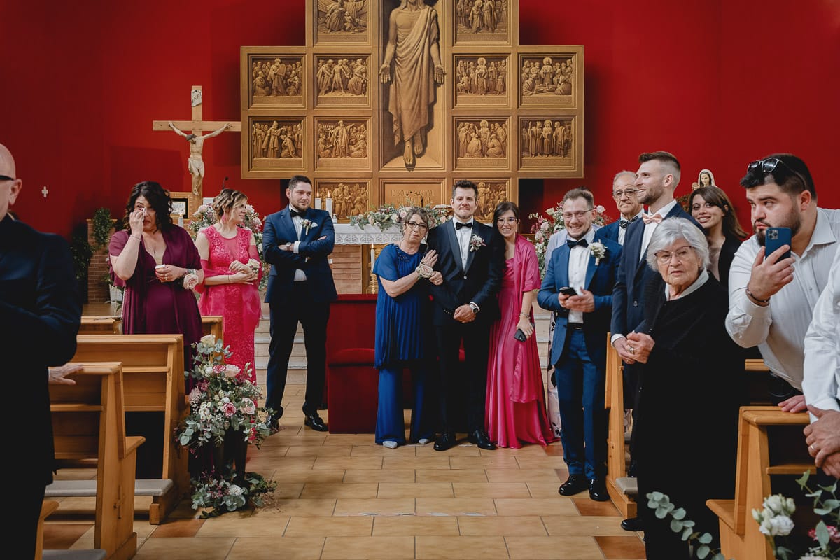 Matrimonio a San Mauro Torinese. Cerimonia. Sposo, madre, testimoni aspettano la sposa all'altare.