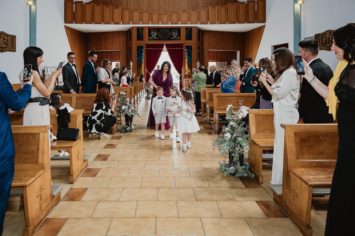 Matrimonio a San Mauro Torinese. Cerimonia. paggetti e damigelle entrano in chiesa.
