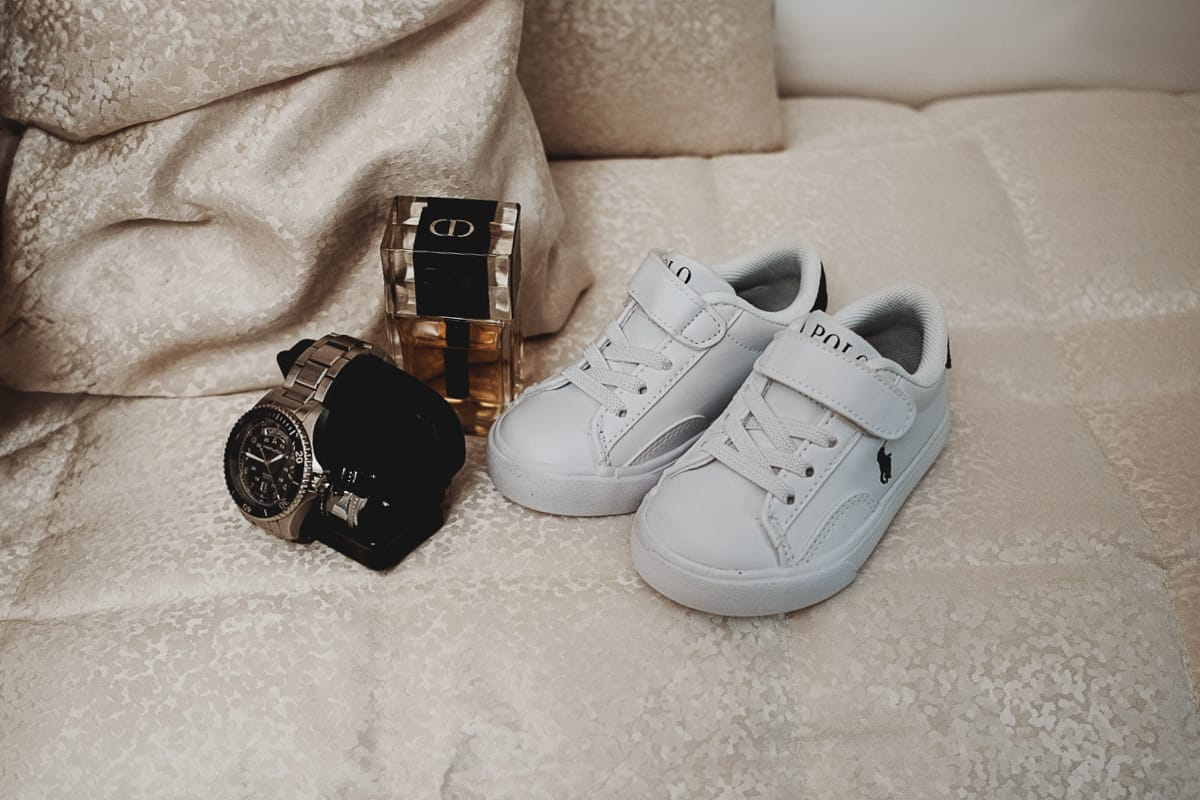 Matrimonio a San Mauro Torinese. Preparazione dello sposo.Accessori e scarpe del bambino.