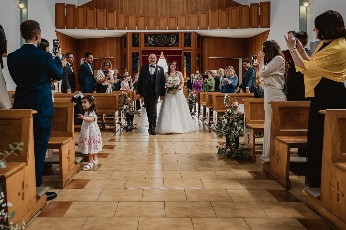 Matrimonio a San Mauro Torinese. Cerimonia. Sposa entra in chiesa
