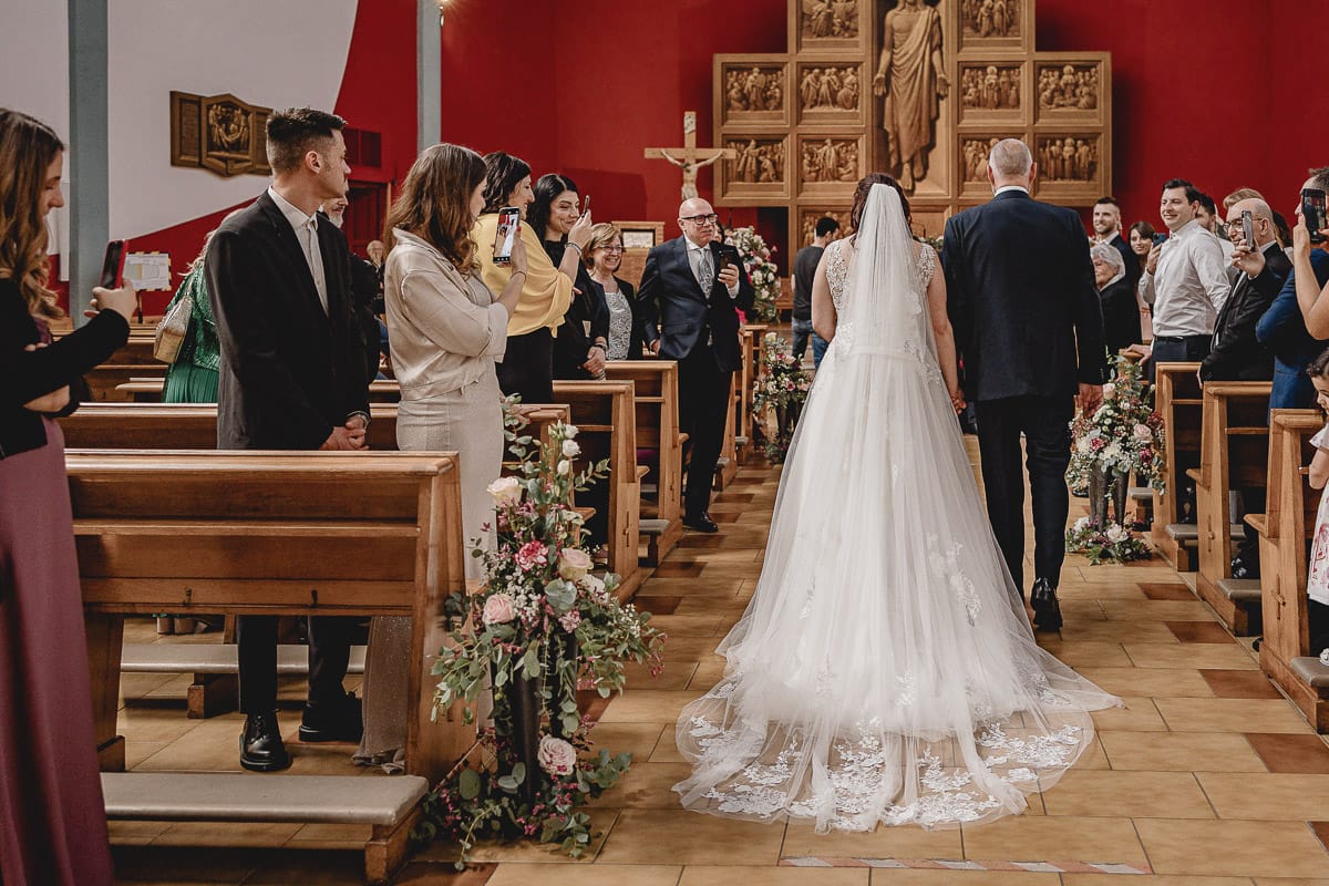Matrimonio a San Mauro Torinese. Cerimonia. Sposa entra in chiesa