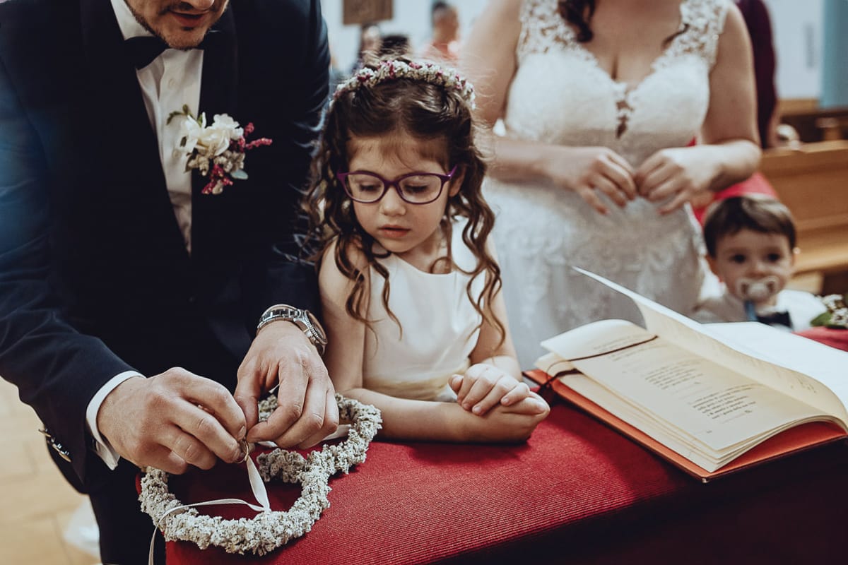 Matrimonio a San Mauro Torinese. Cerimonia. Lo sposo mette l'anello alla sposa