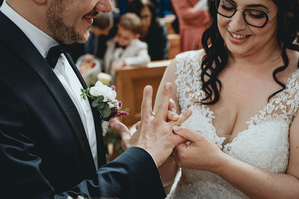Matrimonio a San Mauro Torinese. Cerimonia. La sposa infila l'anello allo sposo nella mano sbagliata