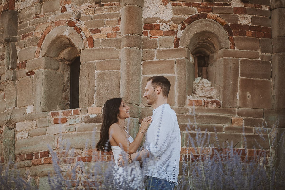 Prewedding romantico e da sogno in Monferrato. Valeria e Omar in mezzo ai fiori dietro la chiesa romanica di San Lorenzo