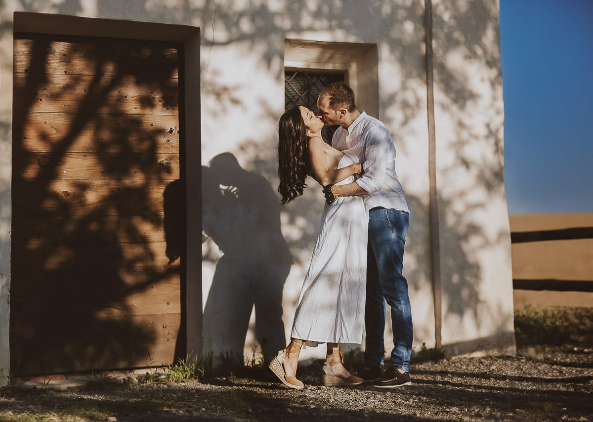 Prewedding romantico e da sogno al tramonto in Monferrato. Valeria e Omar davanti alla chiesetta di san Lorenzo. L'ombra degli alberi crea una trama d'ombra molto interessante.