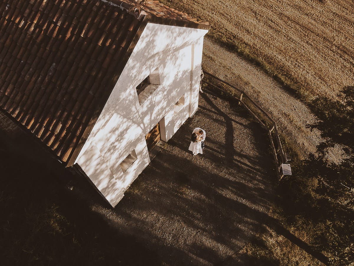 Prewedding romantico e da sogno al tramonto in Monferrato. Valeria e Omar davanti alla chiesetta di san Lorenzo. L'ombra degli alberi crea una trama d'ombra molto interessante.