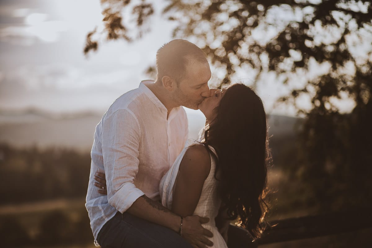 Prewedding romantico e da sogno al tramonto in Monferrato. Valeria e Omar si baciano