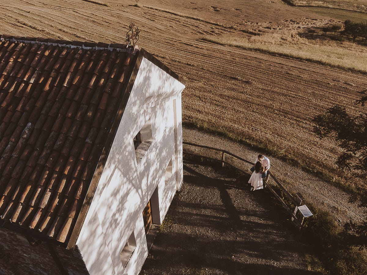 Prewedding romantico e da sogno al tramonto in Monferrato. Valeria e Omar si baciano