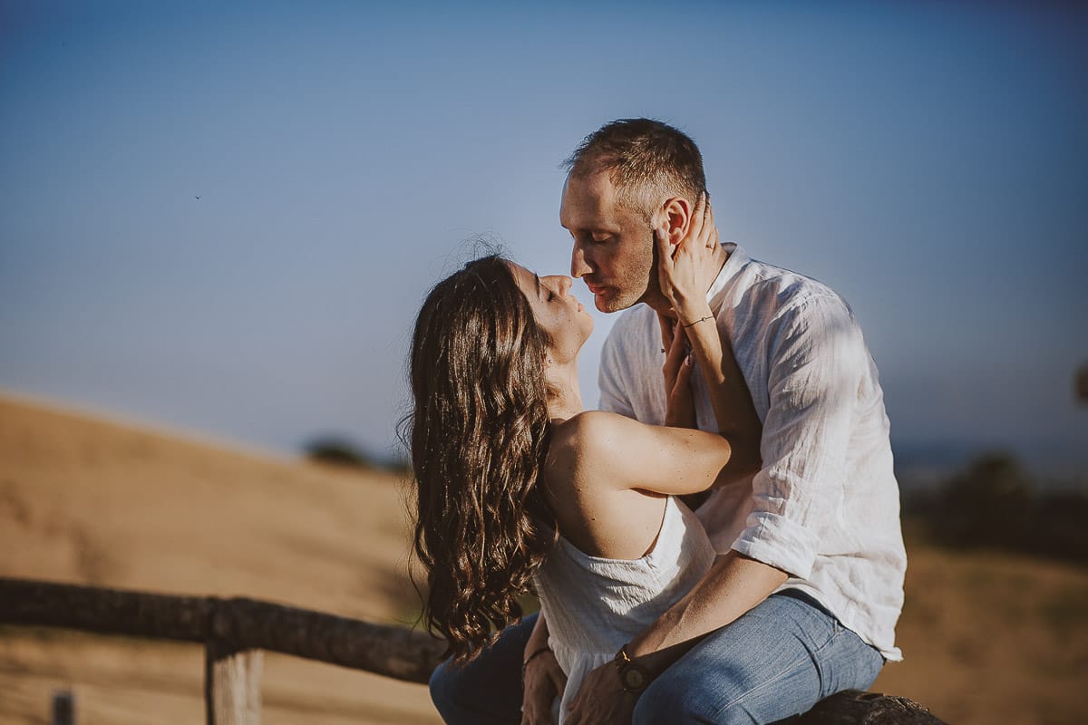Prewedding romantico e da sogno al tramonto in Monferrato. Valeria e Omar si baciano