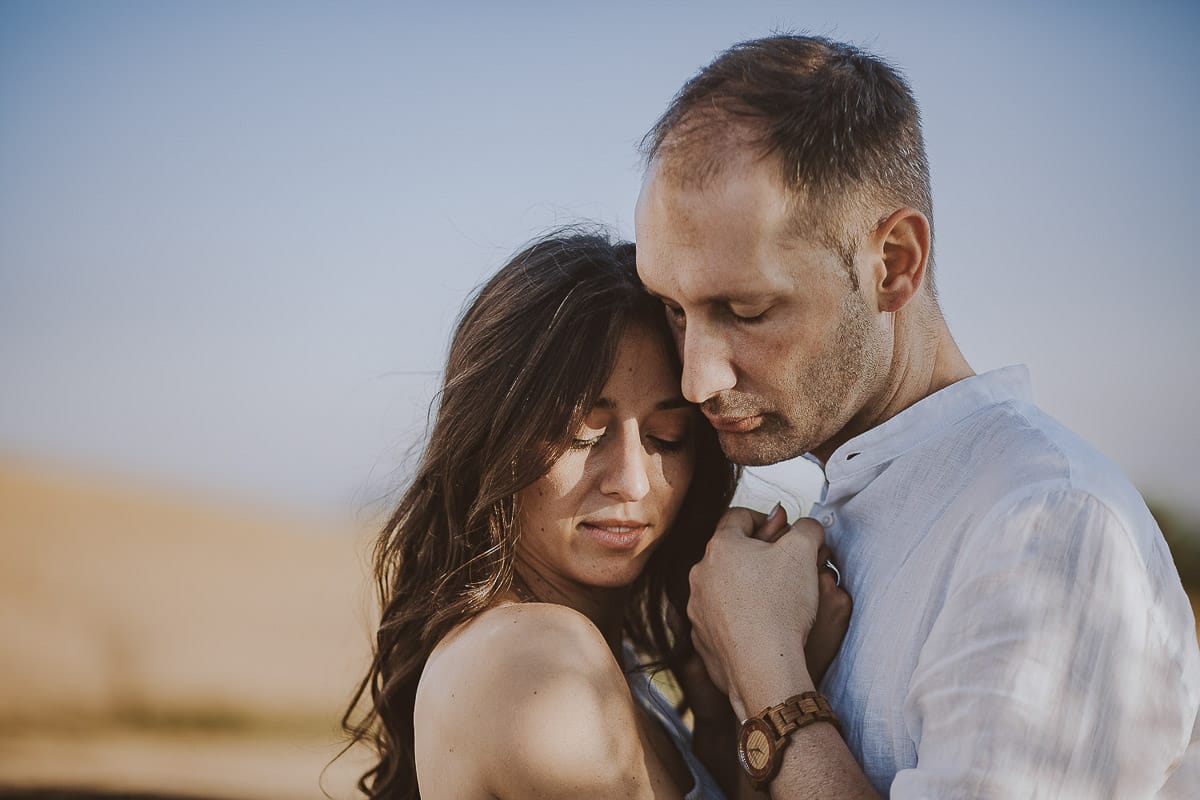 Prewedding romantico e da sogno al tramonto in Monferrato. Ritratto intenso di Valeria e Omar