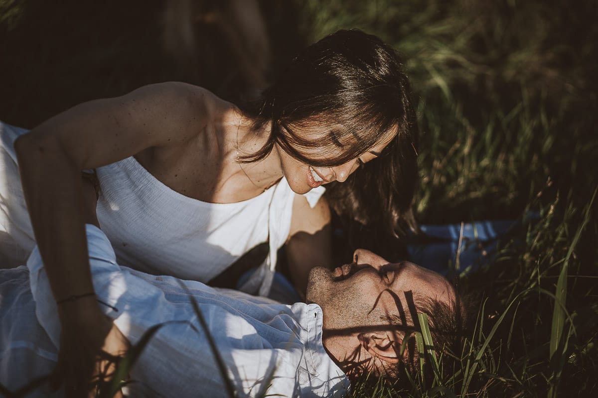Prewedding romantico e da sogno al tramonto in Monferrato. Valeria e Omar sdraiati fra l'erba