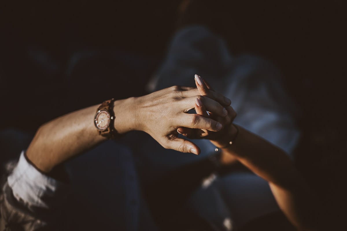 Prewedding romantico e da sogno al tramonto in Monferrato. Valeria e Omar sdraiati fra l'erba particolare delle mani