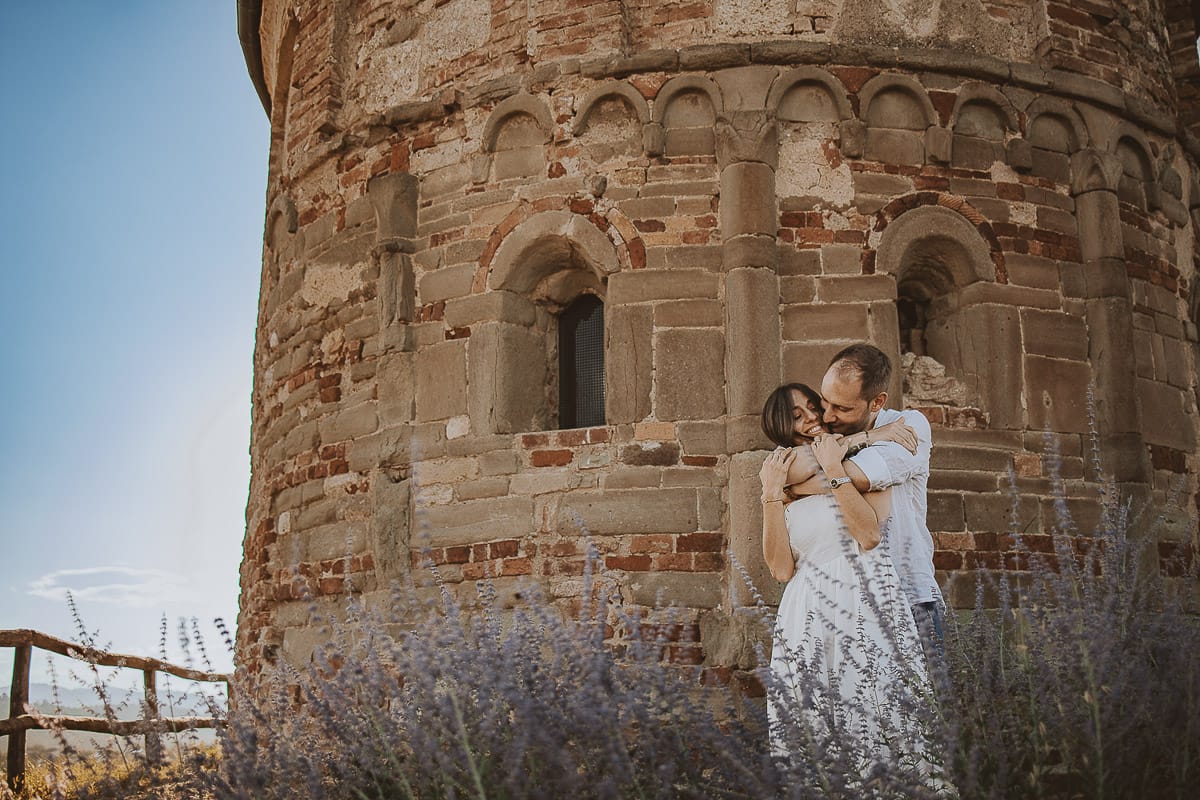 Prewedding romantico e da sogno in Monferrato. Valeria e Omar in mezzo ai fiori dietro la chiesa romanica di San Lorenzo