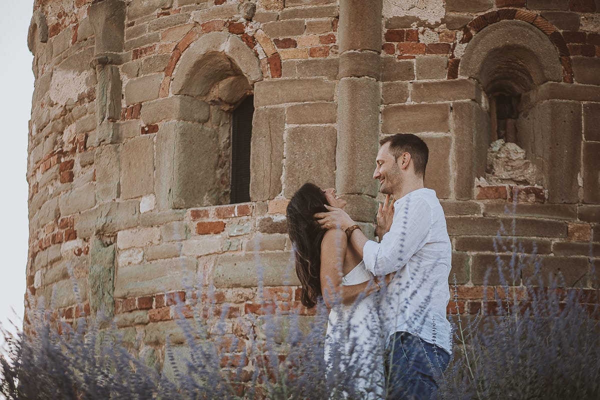 Prewedding romantico e da sogno in Monferrato. Valeria e Omar in mezzo ai fiori dietro la chiesa romanica di San Lorenzo