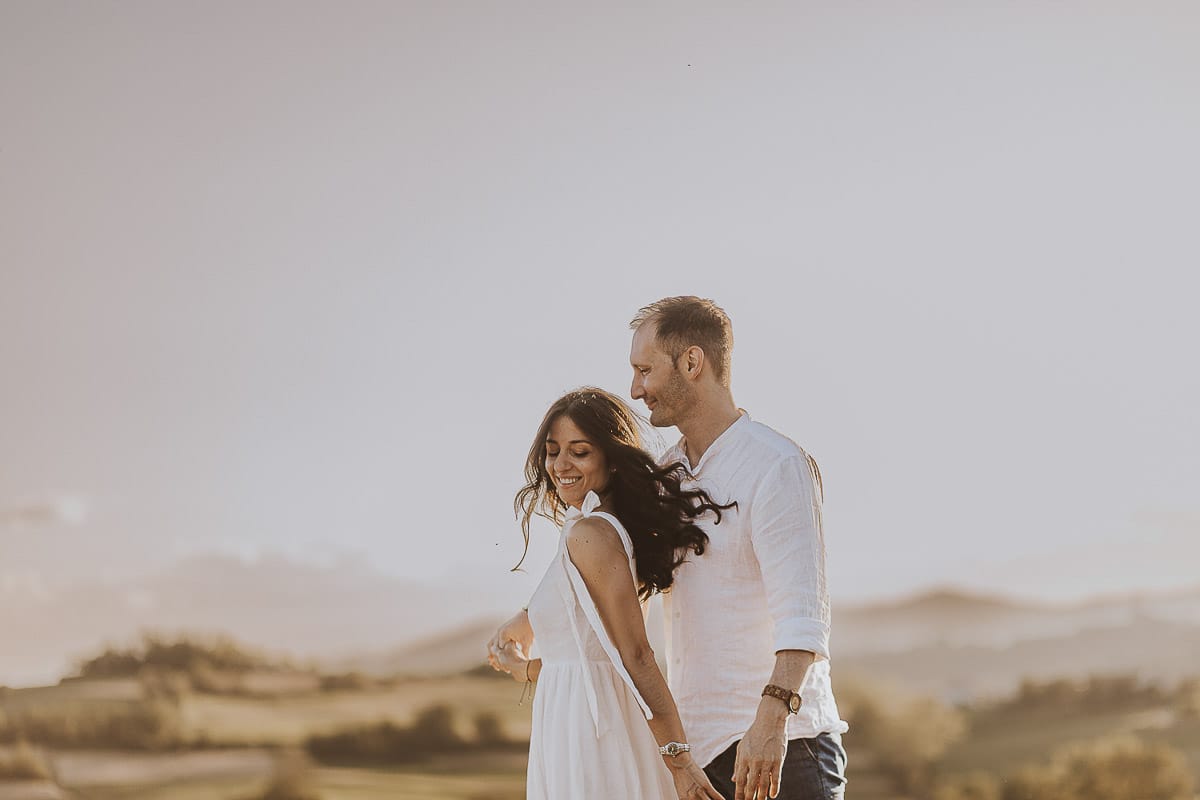 Prewedding romantico e da sogno al tramonto in Monferrato. Valeria e Omar si abbracciano