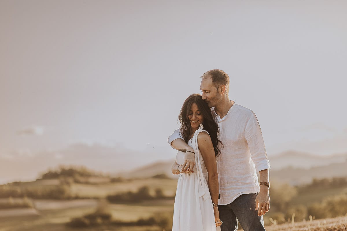 Prewedding romantico e da sogno al tramonto in Monferrato. Valeria e Omar si abbracciano