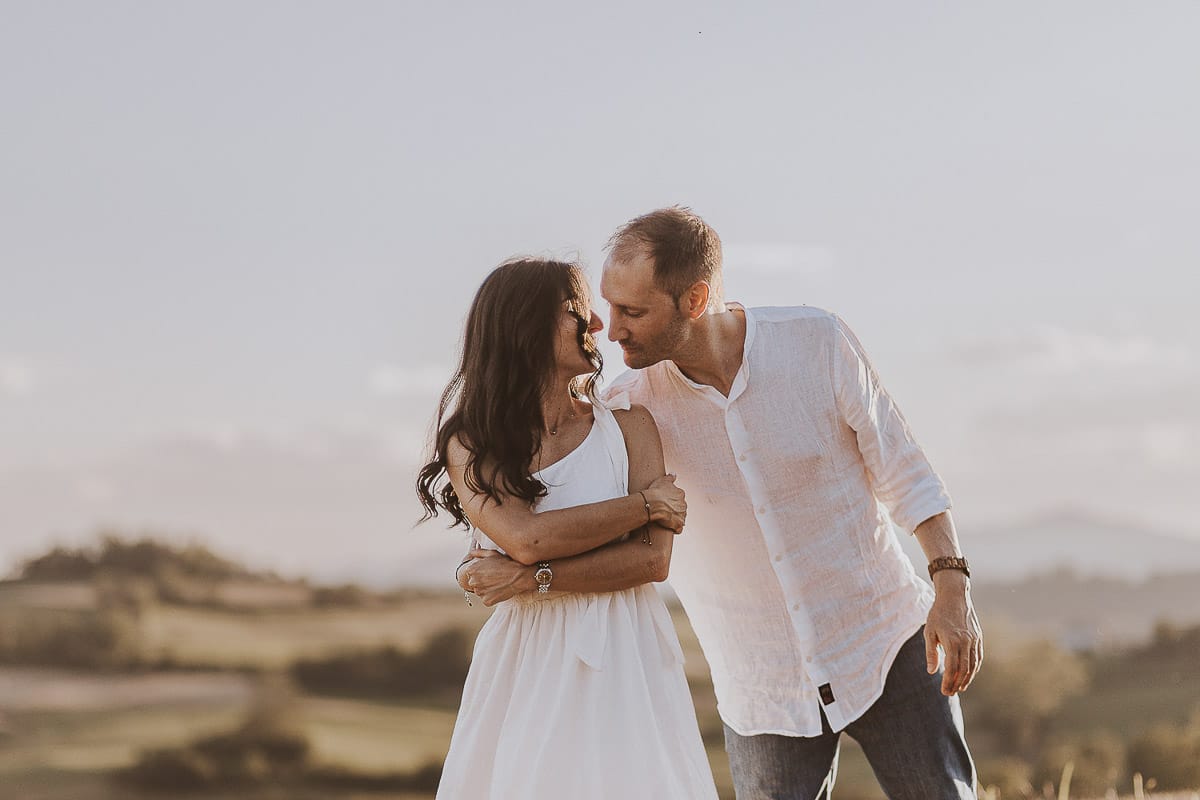 Prewedding romantico e da sogno al tramonto in Monferrato. Valeria e Omar si abbracciano