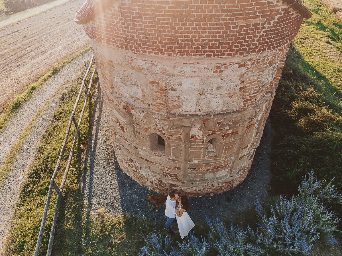 Prewedding romantico e da sogno in Monferrato. Valeria e Omar in mezzo ai fiori dietro la chiesa romanica di San Lorenzo. Ripresa aerea dal drone