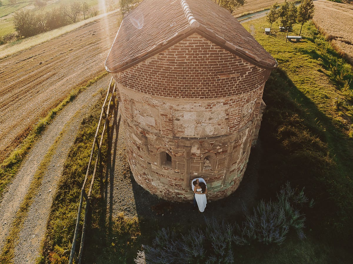 Prewedding romantico e da sogno in Monferrato. Valeria e Omar in mezzo ai fiori dietro la chiesa romanica di San Lorenzo. Ripresa aerea dal drone