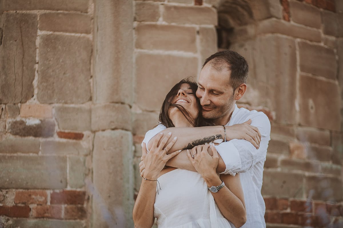 Prewedding romantico e da sogno in Monferrato. Valeria e Omar in mezzo ai fiori dietro la chiesa romanica di San Lorenzo