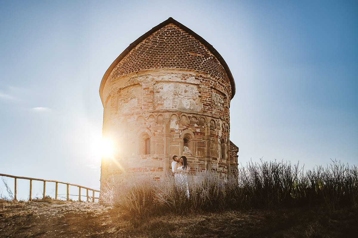 Prewedding romantico e da sogno in Monferrato. Valeria e Omar in mezzo ai fiori dietro la chiesa romanica di San Lorenzo al tramonto.