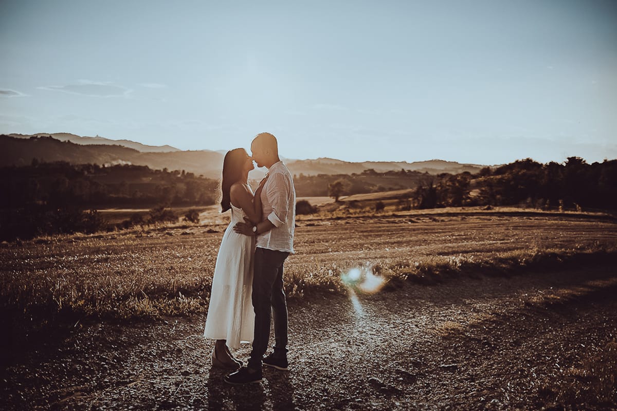 Prewedding romantico e da sogno al tramonto in Monferrato. Valeria e Omar si guardano.