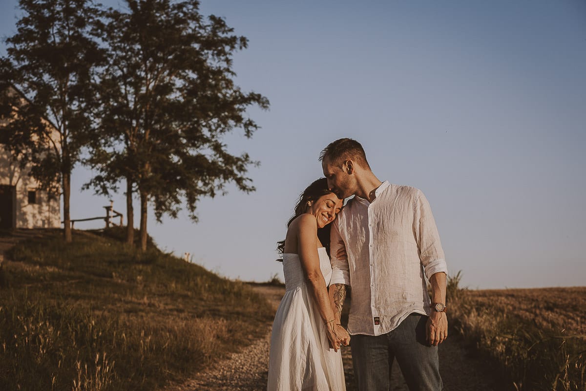 Prewedding romantico e da sogno al tramonto in Monferrato. Valeria e Omar camminano teneramente