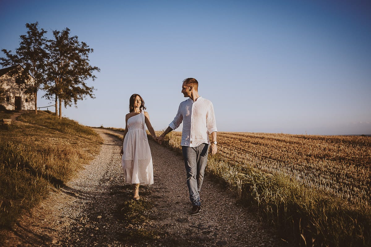 Prewedding romantico e da sogno al tramonto in Monferrato. Valeria e Omar camminano