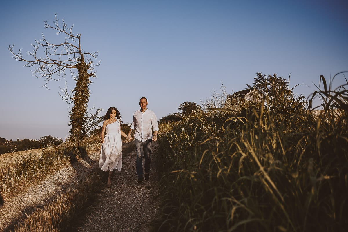 Prewedding romantico e da sogno al tramonto in Monferrato. Valeria e Omar corrono
