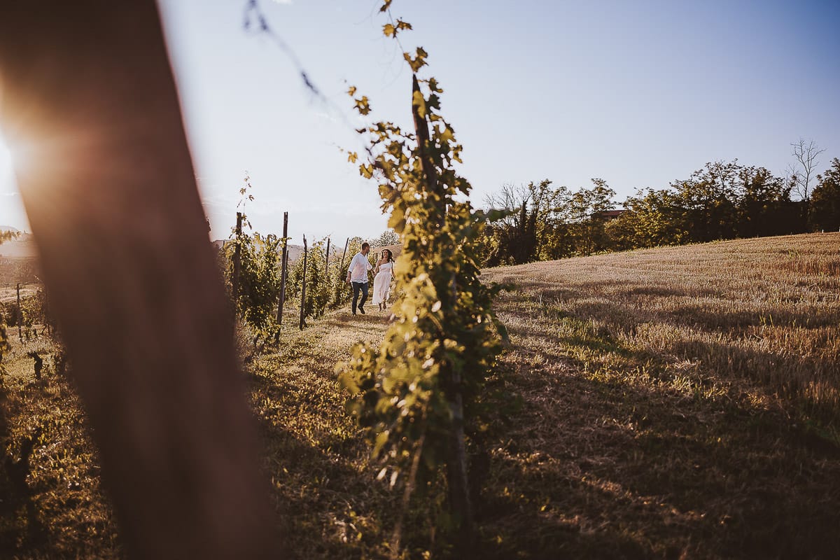 Prewedding romantico e da sogno al tramonto in Monferrato. Valeria e Omar camminano nel vigneto