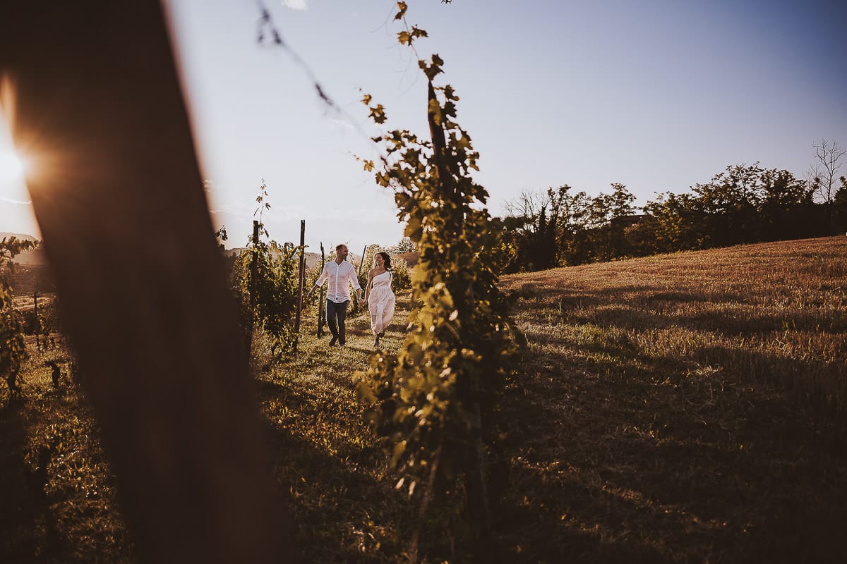 Prewedding romantico e da sogno al tramonto in Monferrato. Valeria e Omar camminano nel vigneto