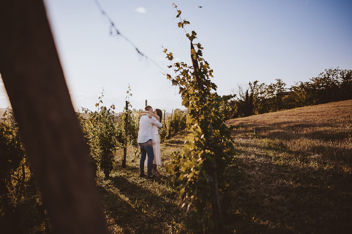 Prewedding romantico e da sogno al tramonto in Monferrato. Valeria e Omar camminano nel vigneto