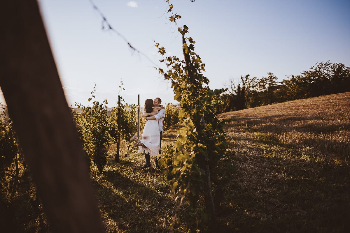 Prewedding romantico e da sogno al tramonto in Monferrato. Valeria e Omar camminano nel vigneto