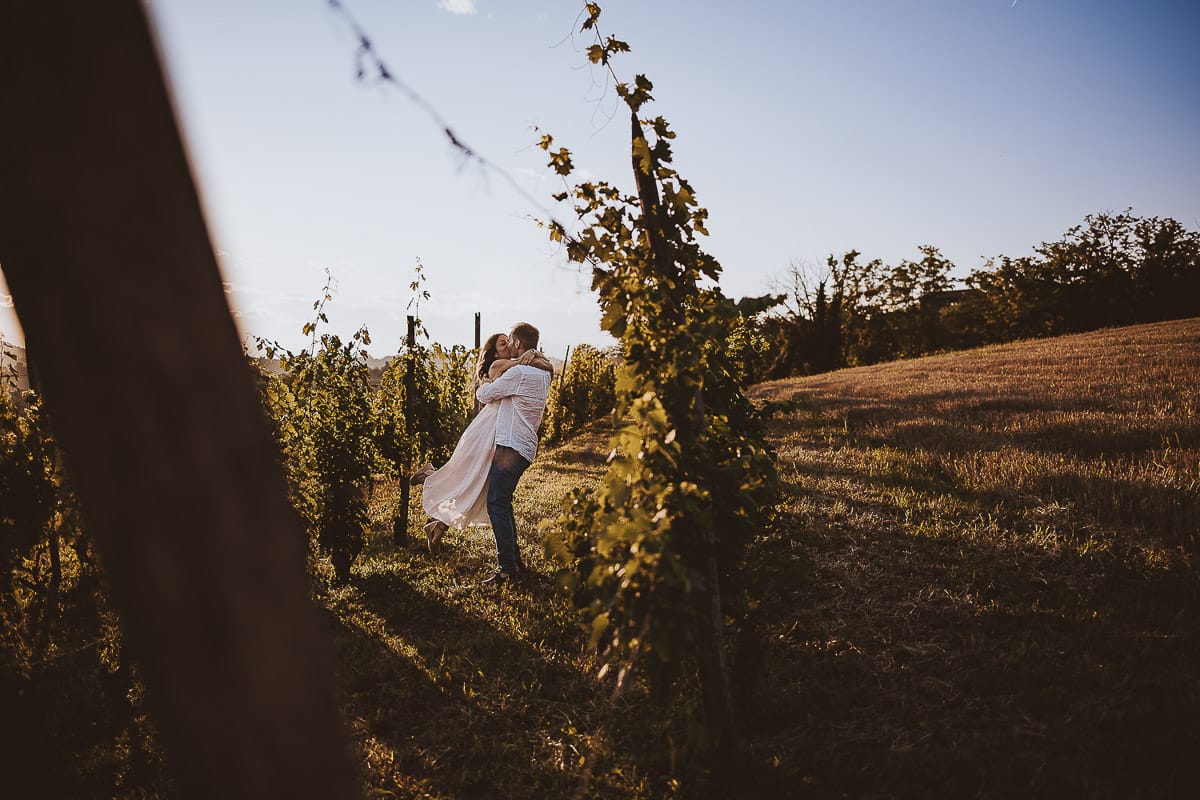 Prewedding romantico e da sogno al tramonto in Monferrato. Valeria e Omar camminano nel vigneto
