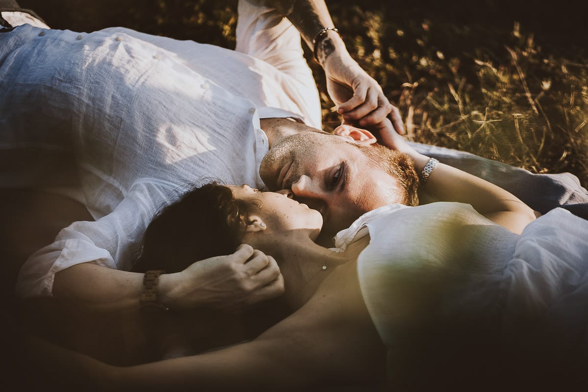 Prewedding romantico e da sogno al tramonto in Monferrato. Valeria e Omar sdraiati nel vigneto