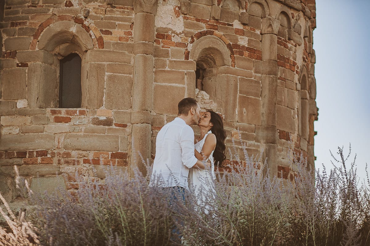 Prewedding romantico e da sogno in Monferrato. Valeria e Omar in mezzo ai fiori dietro la chiesa romanica di San Lorenzo