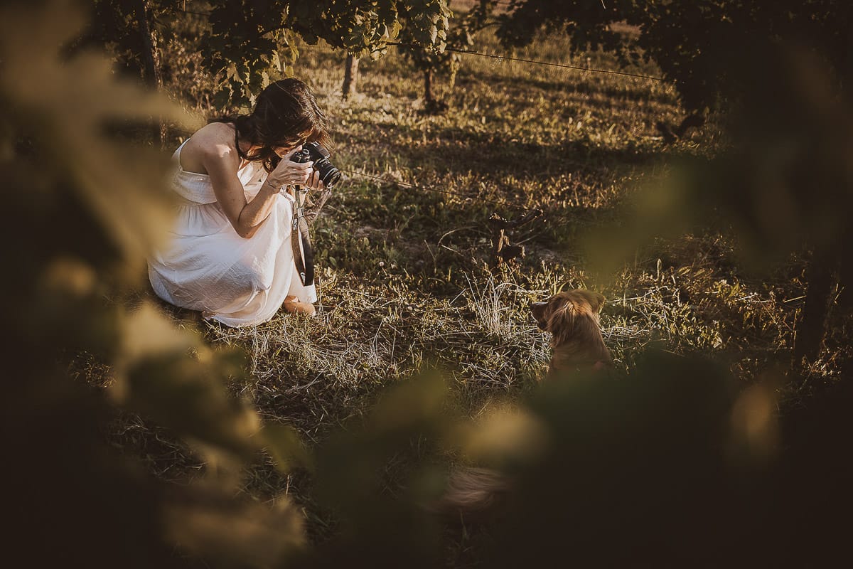 Prewedding romantico e da sogno al tramonto in Monferrato.Valeria fotografa la cagnolina Nadine