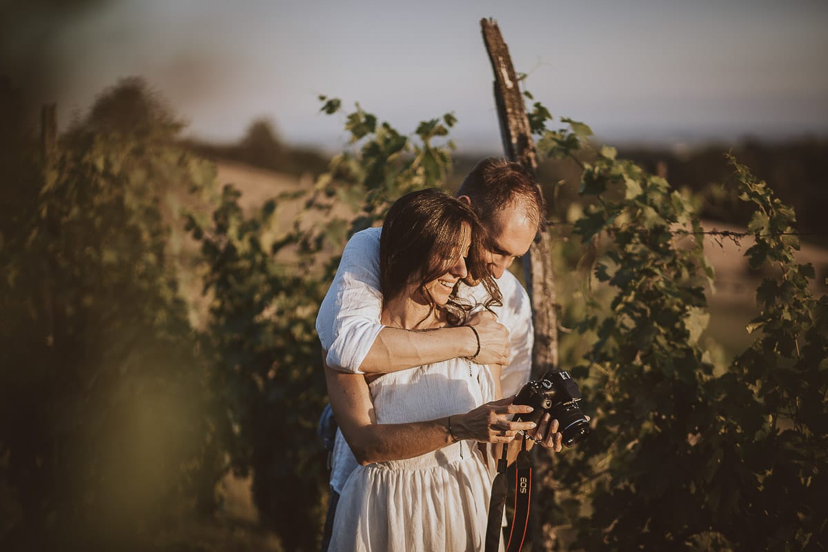 Prewedding romantico e da sogno al tramonto in Monferrato. Valeria e Omar nel vigneto