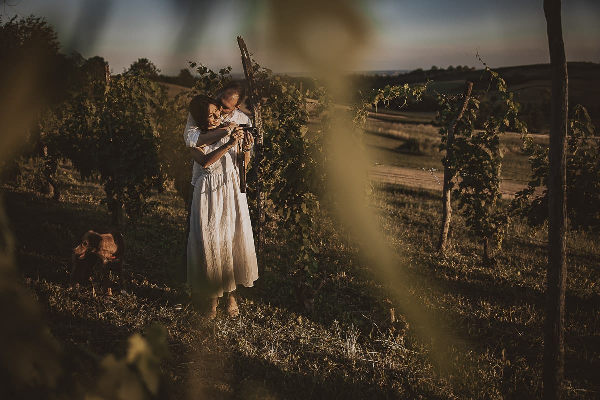 Prewedding romantico e da sogno al tramonto in Monferrato. Valeria e Omar nel vigneto
