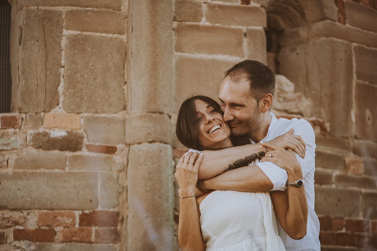 Prewedding romantico e da sogno in Monferrato. Valeria e Omar in mezzo ai fiori dietro la chiesa romanica di San Lorenzo