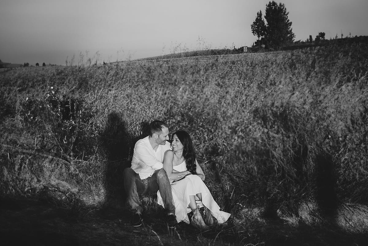 Prewedding romantico e da sogno al tramonto in Monferrato. Valeria e Omar seduti al bordo di un campo di grano.