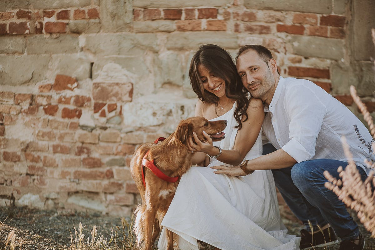 Prewedding romantico e da sogno in Monferrato. Valeria e Omar in mezzo ai fiori dietro la chiesa romanica di San Lorenzo con la loro cagnolina Nadine