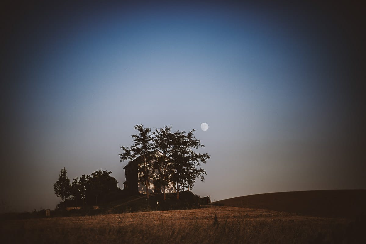 Prewedding romantico e da sogno al tramonto in Monferrato. Panorama della chiesa di San Lorenzo con la luna piena