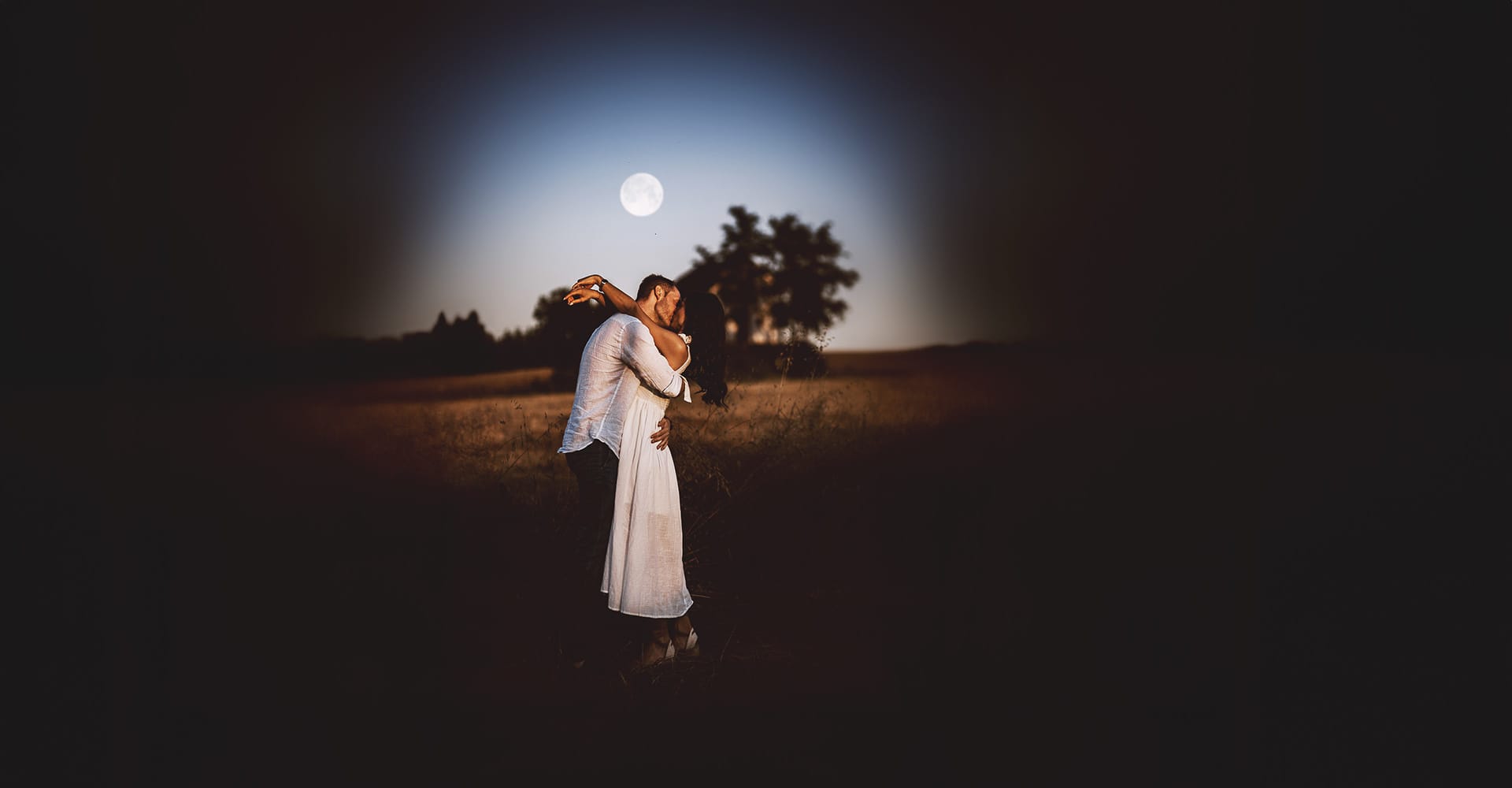 prewedding romantico e da sogno tra le colline del Monferrato. Abbraccio di Valeria e Omar con la luna piena