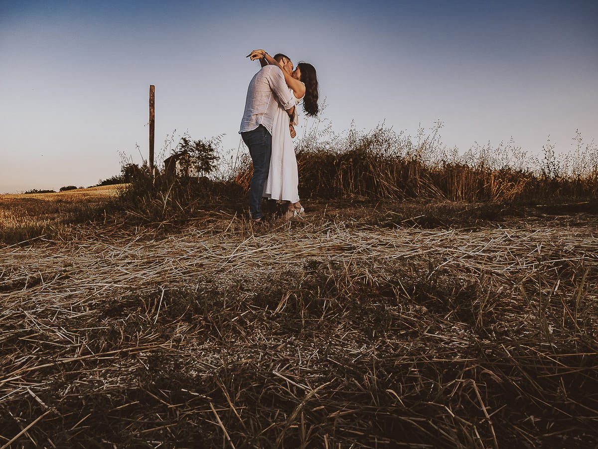 Prewedding romantico e da sogno al tramonto in Monferrato. Ritratto ravvicinato di Valeria e Omar che si baciano con la luna piena. Foto ripresa dal drone posto sul terreno