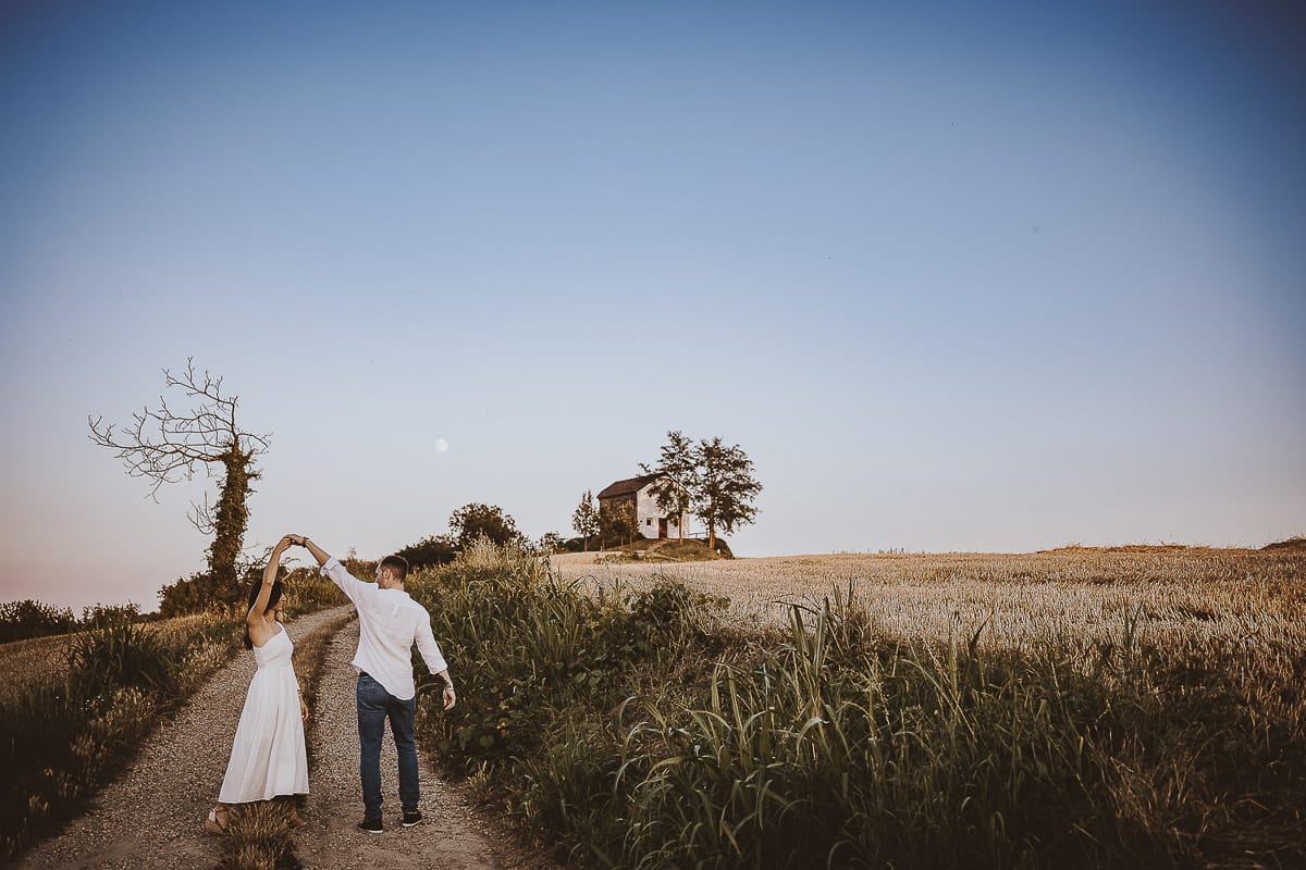 Prewedding romantico e da sogno al tramonto in Monferrato. Omar fa fare una piroetta a Valeria.