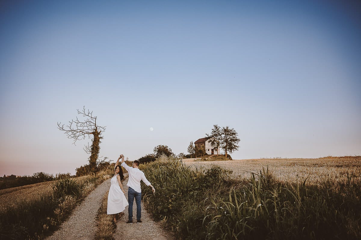 Prewedding romantico e da sogno al tramonto in Monferrato. Omar fa fare una piroetta a Valeria.