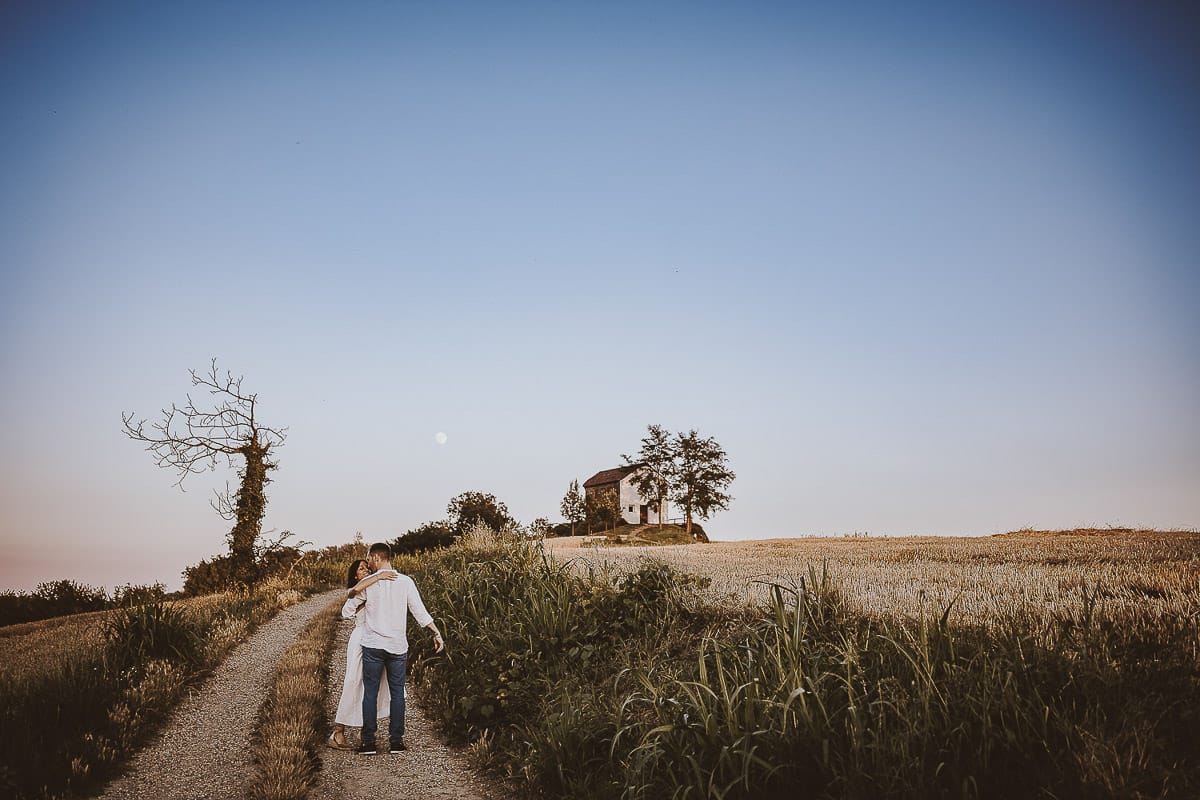 Prewedding romantico e da sogno al tramonto in Monferrato. Omar fa fare una piroetta a Valeria.
