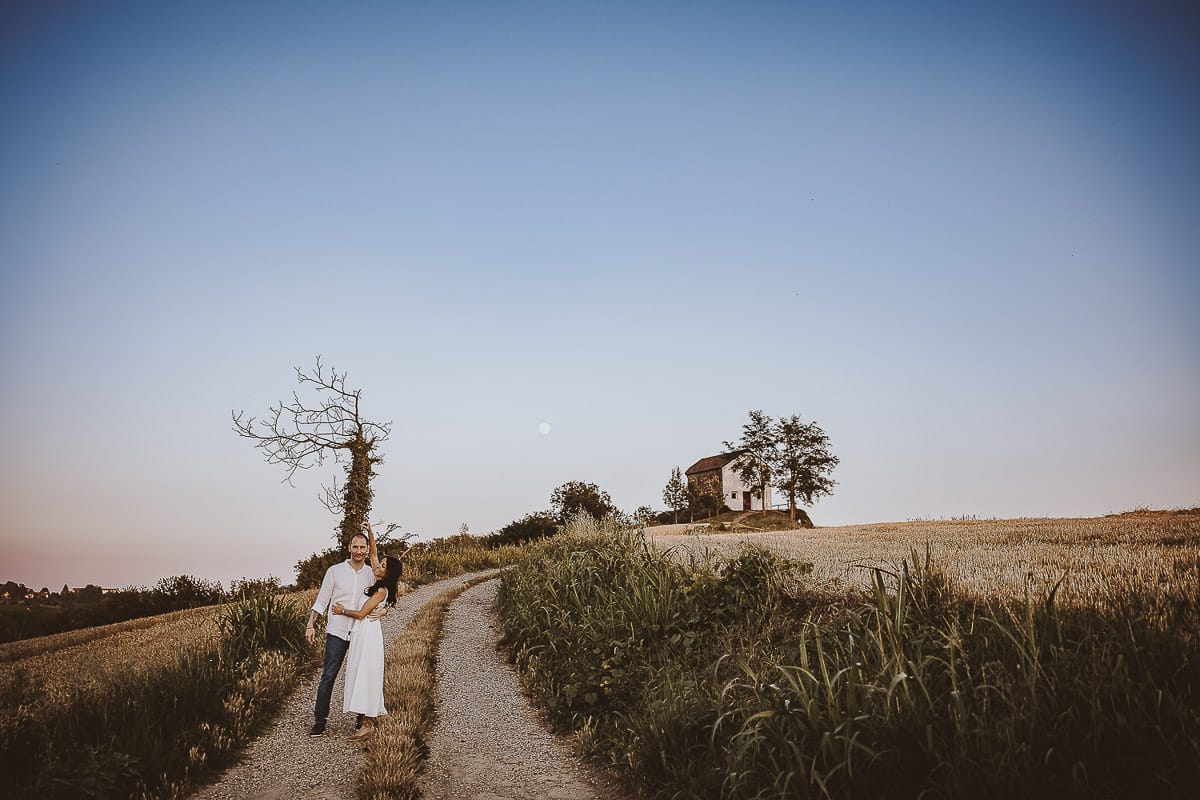 Prewedding romantico e da sogno al tramonto in Monferrato. Omar fa fare una piroetta a Valeria.