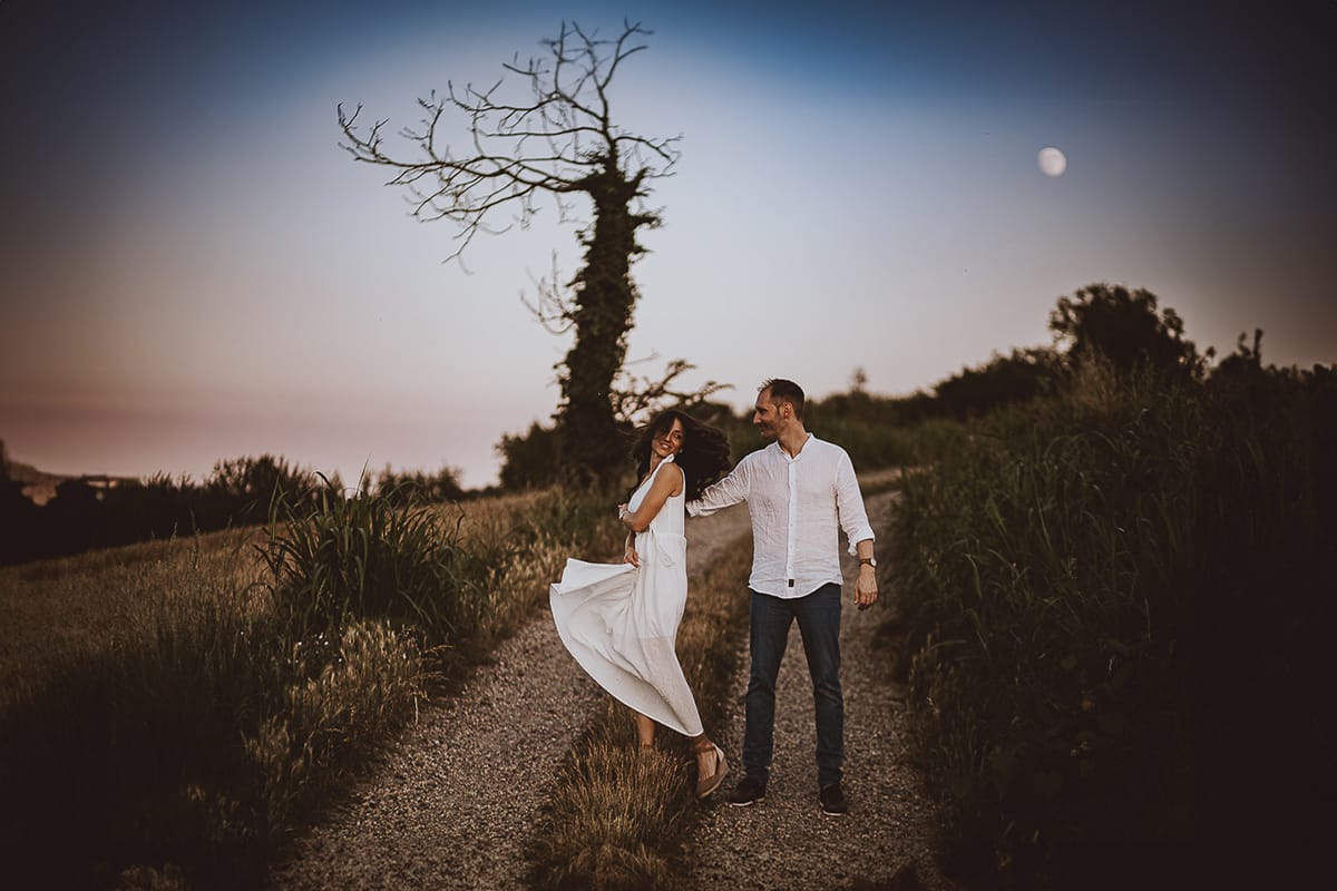 Prewedding romantico e da sogno al tramonto in Monferrato. Omar fa fare una piroetta a Valeria.